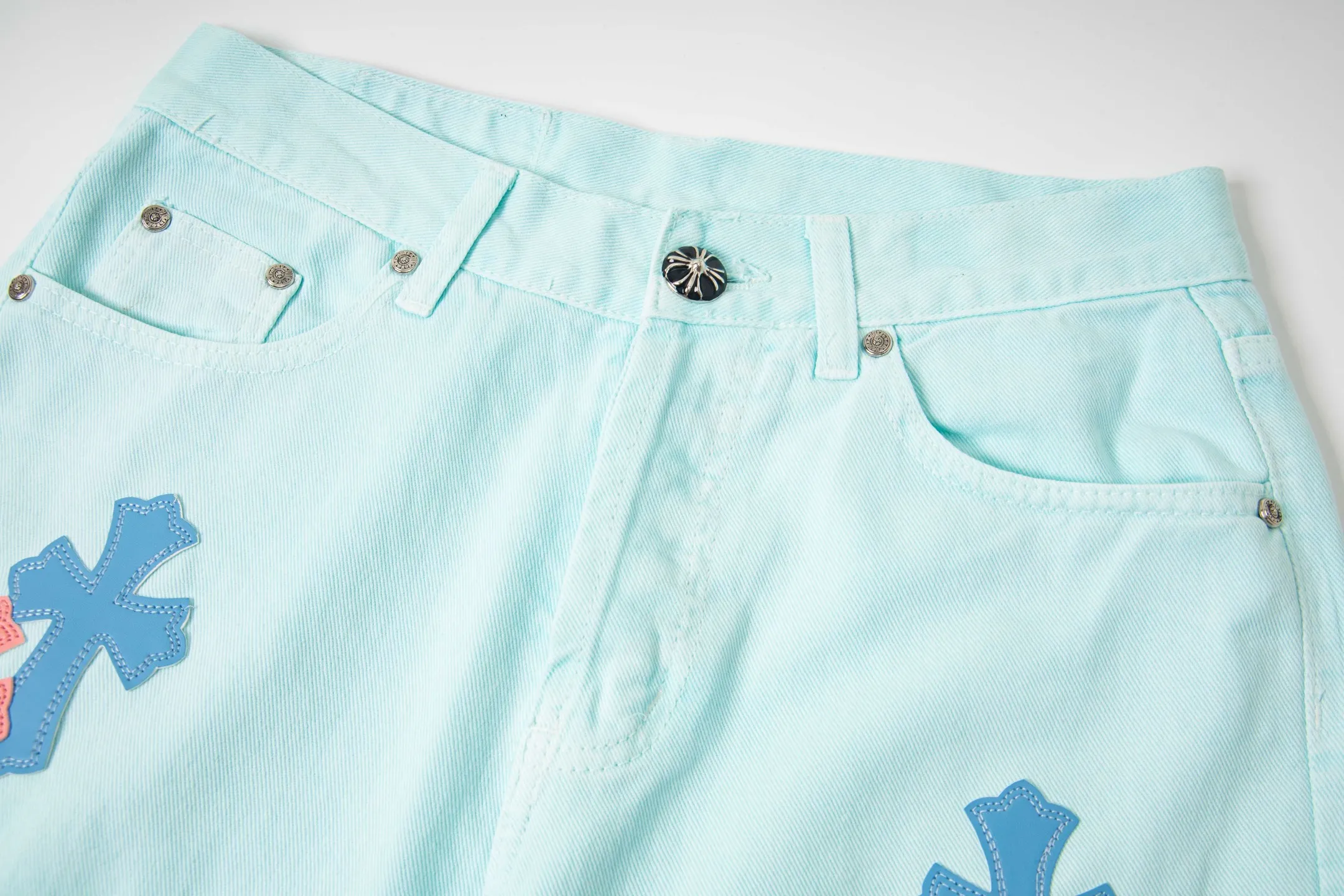 P240 (high version, running quantity) Chrome Hearts light blue blue pants, pink and blue patchwork leather couple's best friend jeans. CH jeans need to be washed and then disassembled and hand-ordered with sheepskin cross leather and then spliced ​​to complete. The whole piece has too many craftsmanship to describe. The patches are decorated with cross flowers, and the high-waisted washed jeans! ! Absolutely high-end luxury products, god-level single products and super popular products, made with top heavy industry, a must-see magic weapon. Customized hardware. The fabric is thick and soft after washing. It has good breathability. Customized small leather label. Unique design. The details are simple and elegant, and the workmanship is exquisite. The entire trousers are neatly routed and the details are in place! It’s so cool that both men and women can easily control the genderless trend! Style number: 1817# Color: Picture color Size: 28 30 32 34 36